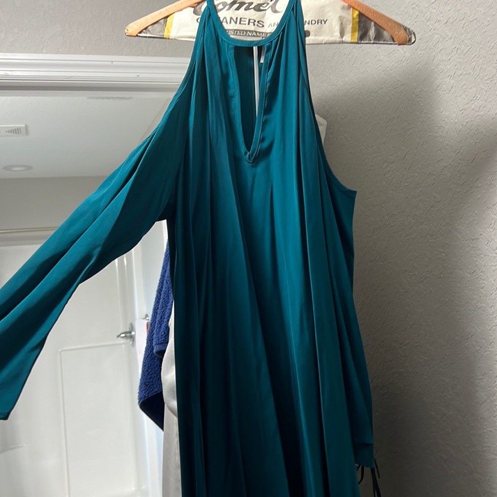 Dress with long sleeve, cut out shoulders